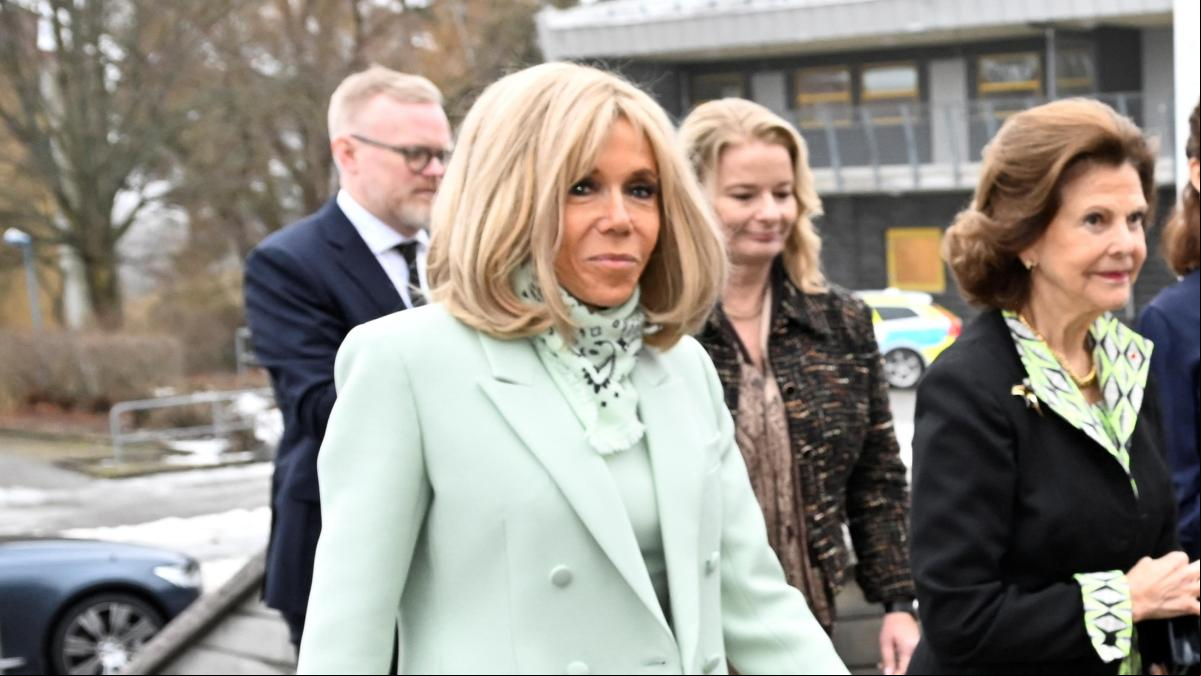 Brigitte Macron en Suecia: un impecable abrigo de estilo francés que puedes copiar por 60 euros
