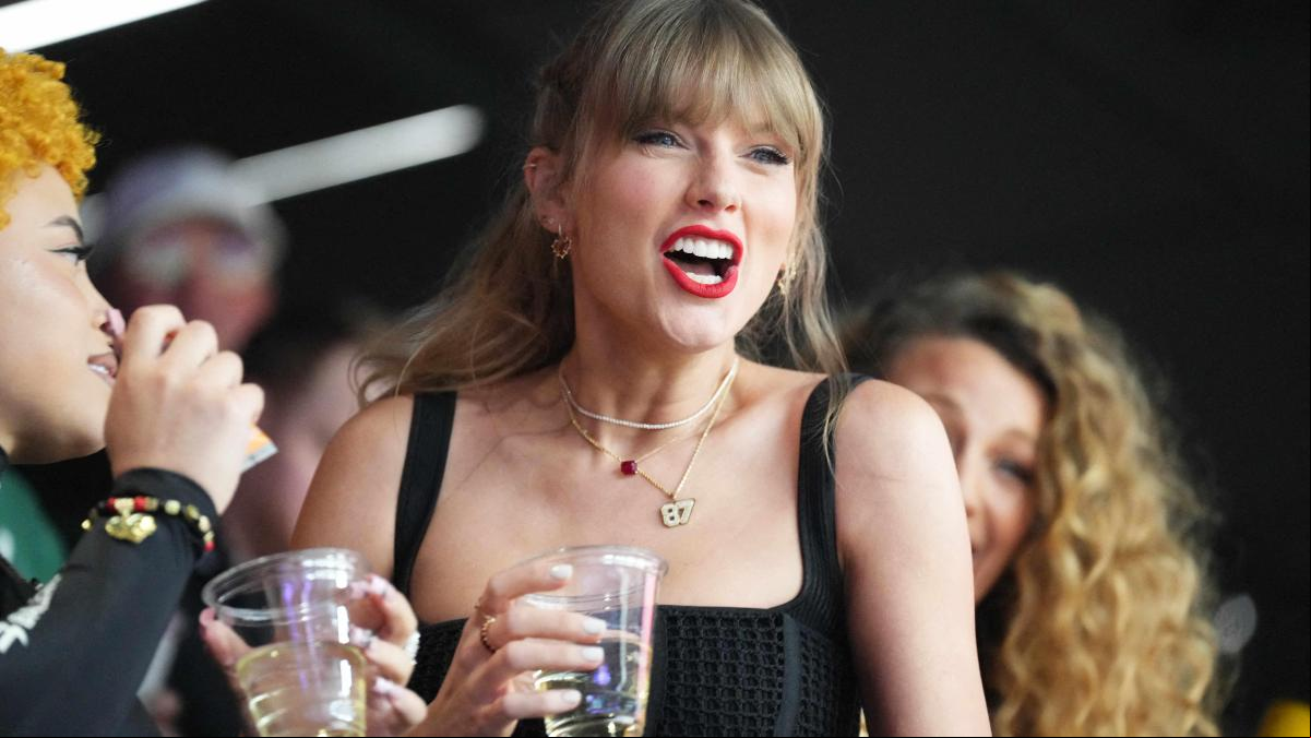 Pillan a Taylor Swift haciendo un hidalgo durante el partido de la Super Bowl