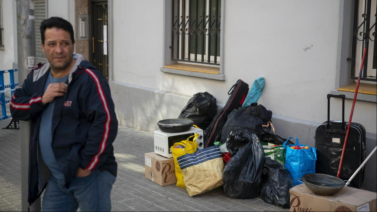 Los Bombers desalojan un tercer bloque de pisos en la calle Canigó de Badalona