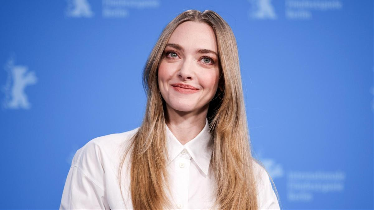 La camisa cropped de Amanda Seyfried en la Berlinale que tiene su versión en Zara por 22 euros
