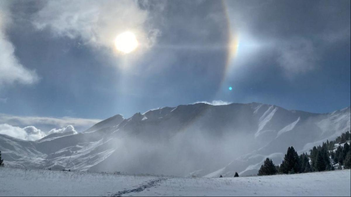 Halo solar en la nieve de Cerler