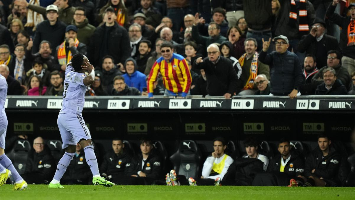 Un Valencia a la deriva se cita con Vinícius