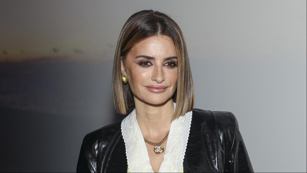 Penélope Cruz apuesta por el cuero en el desfile de Chanel en París