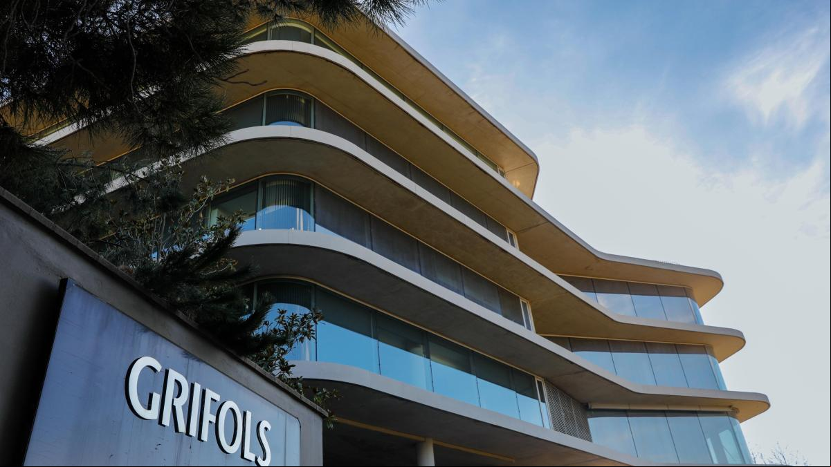 Grifols eleva su ratio de endeudamiento y reduce 234 millones el ebitda