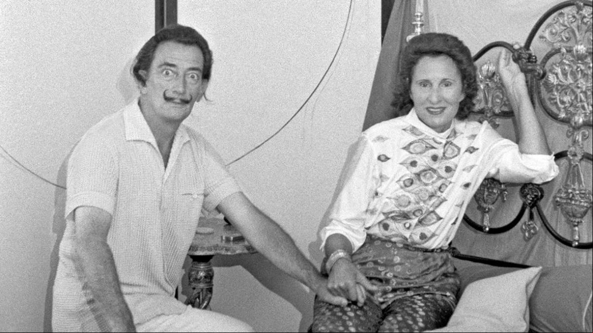 “Ambos se visten para triunfar”: así es el archivo de moda camaleónico y libre de Gala y Dalí