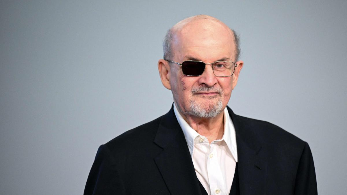 Salman Rushdie: “EE.UU. es bueno matando gente”