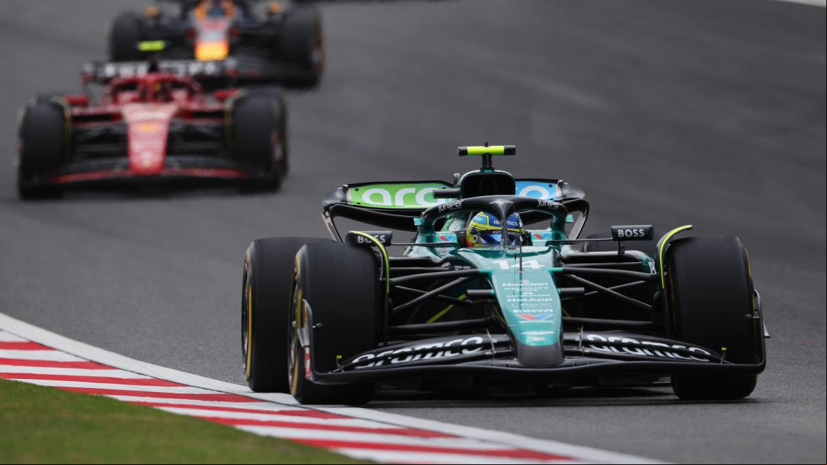 Saltan chispas entre Alonso y Sainz, y gana Verstappen
