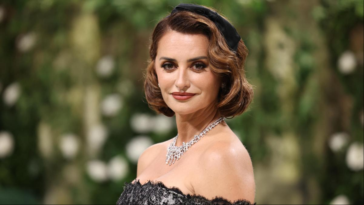 Penélope Cruz aparece por sorpresa en la gala Met con una pieza única de Chanel