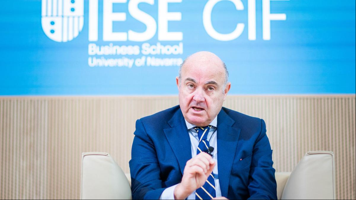 Guindos apoya las fusiones bancarias en Europa, pero las prefiere transfronterizas