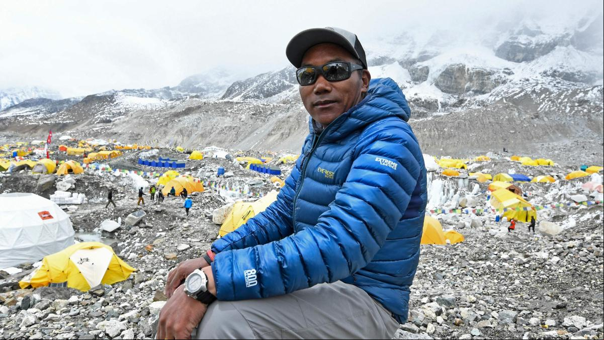 El nepalí Kami Rita, primer alpinista del mundo en escalar el Everest 30 veces