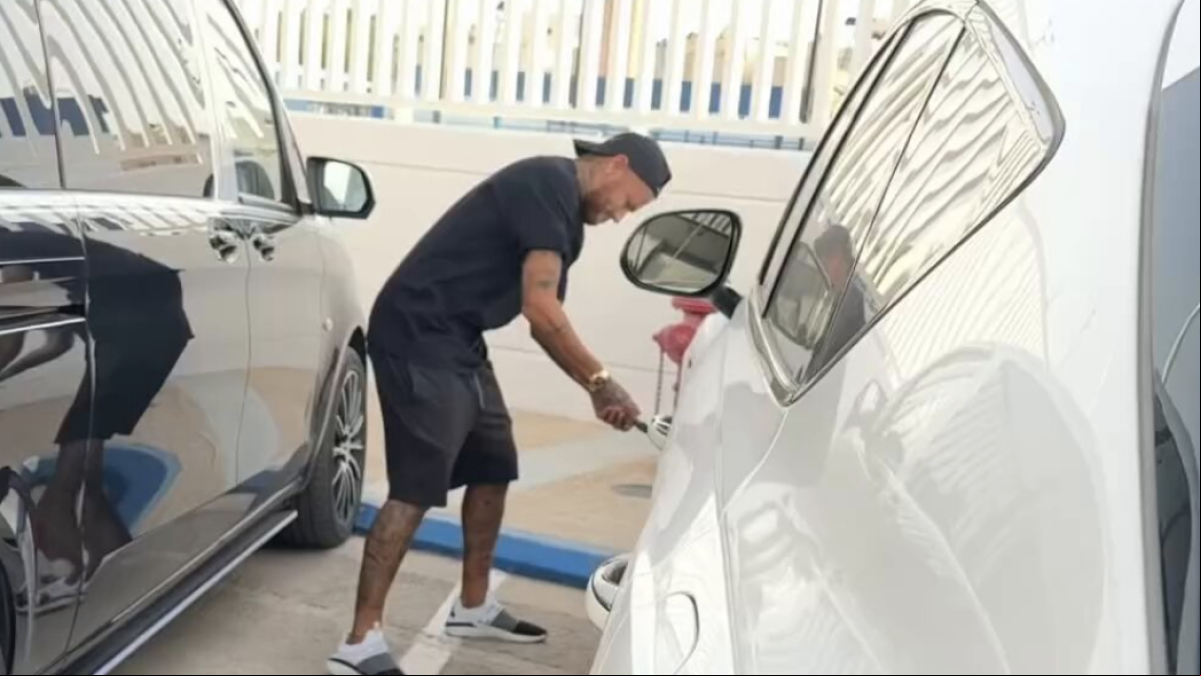 Neymar le devuelve la broma a Renan Lodi pinchándole las ruedas de su coche