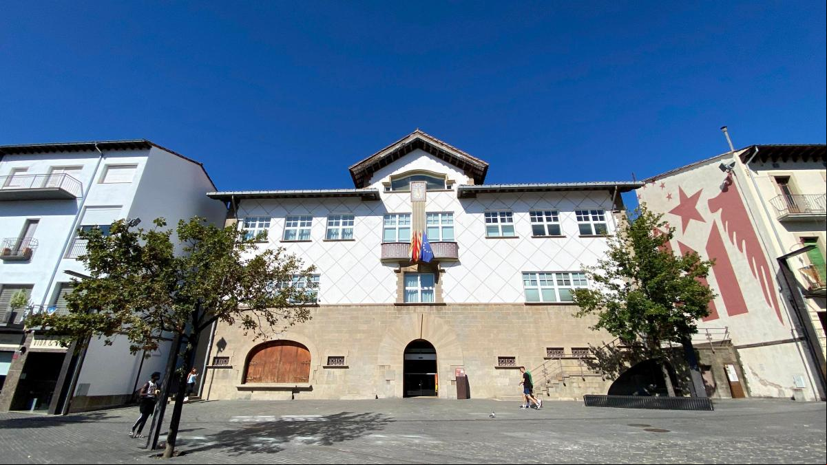 Olot suspende nuevas licencias comerciales en el casco antiguo hasta tener el plan que garantice la diversidad
