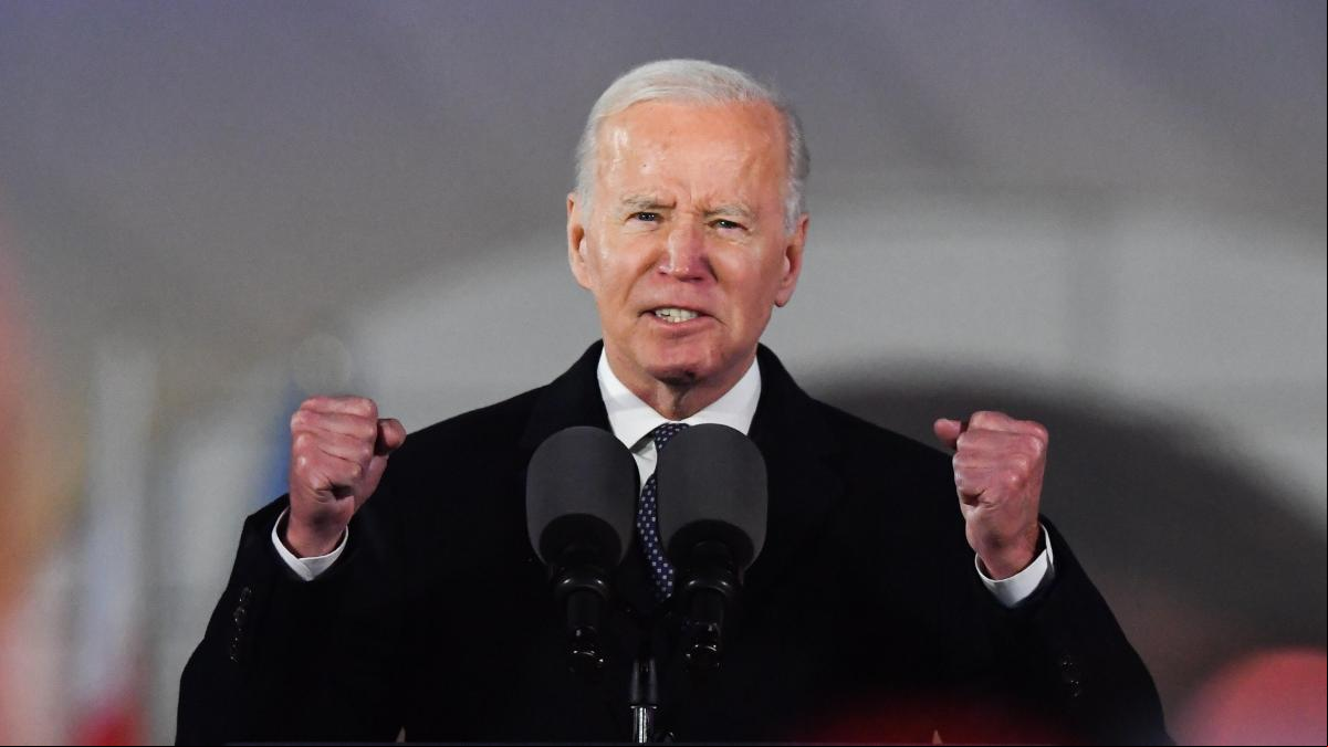 Biden dice que está “firmemente comprometido” con la carrera en una carta a los congresistas demócratas