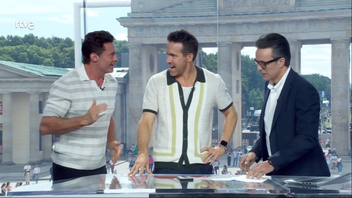 La sorprendente aparición de Ryan Reynolds y Hugh Jackman en el plató de TVE para animar a la Selección: “¡Vamos España!”