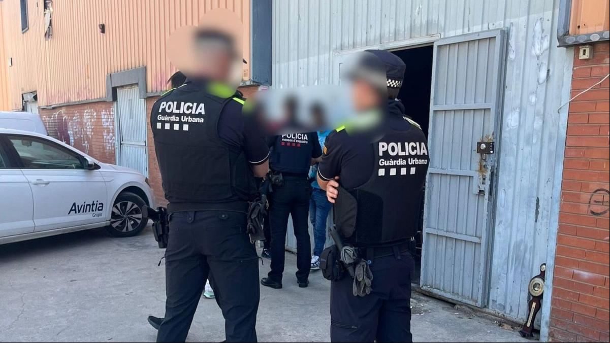 Mossos y Guàrdia Urbana desalojan una nave con ocupas conflictivos en Badalona