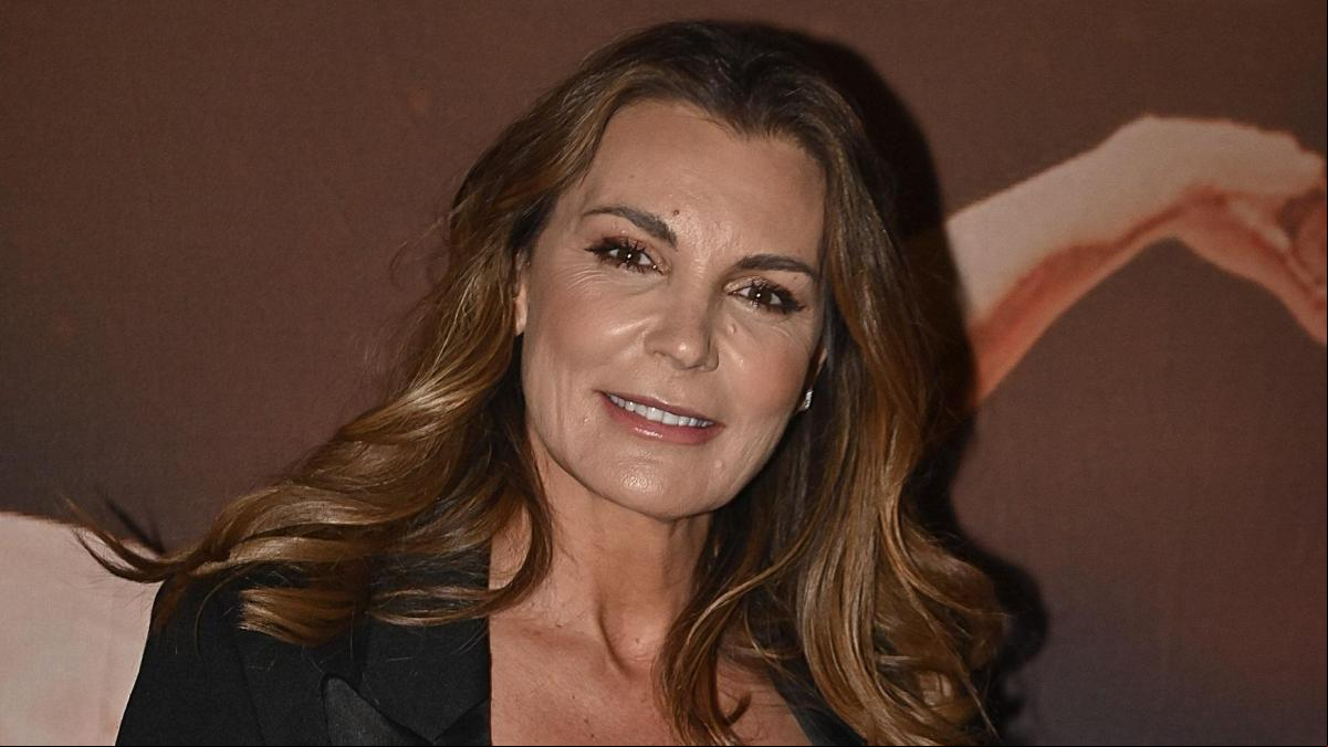 El impecable look ‘working girl’ de Mar Flores que ha conquistado a las mujeres de más de 50: un conjunto infalible y las zapatillas New Balance de 130 euros para marcar la diferencia