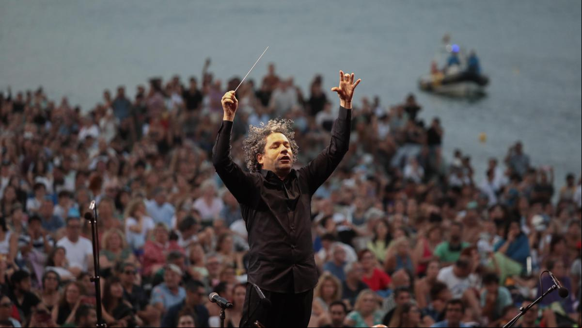 Dudamel hechiza la playa de Barcelona con varita de mago
