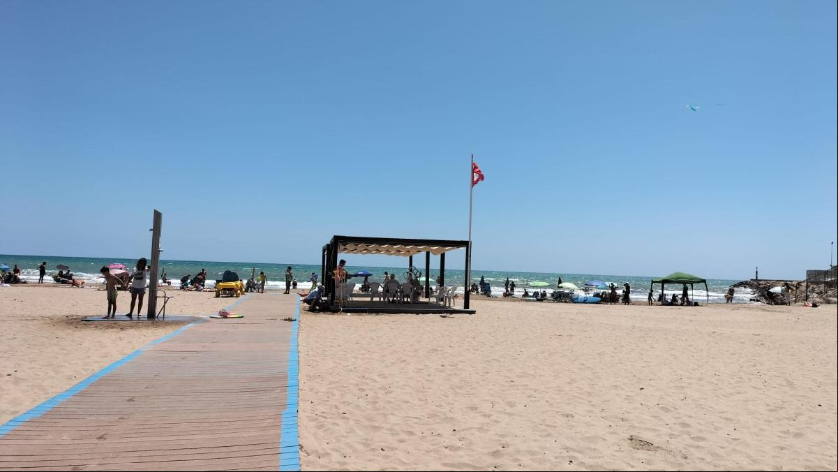 Una mancha en el mar obliga a cerrar las playas de la localidad valenciana de La Pobla de Farnals Una mancha en el mar obliga a cerrar las playas de la localidad valenciana de La Pobla de Farnals