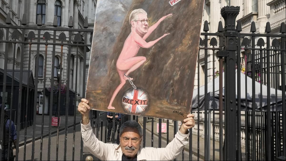 La breve luna de miel de Starmer acaba con la suspensión de siete disidentes