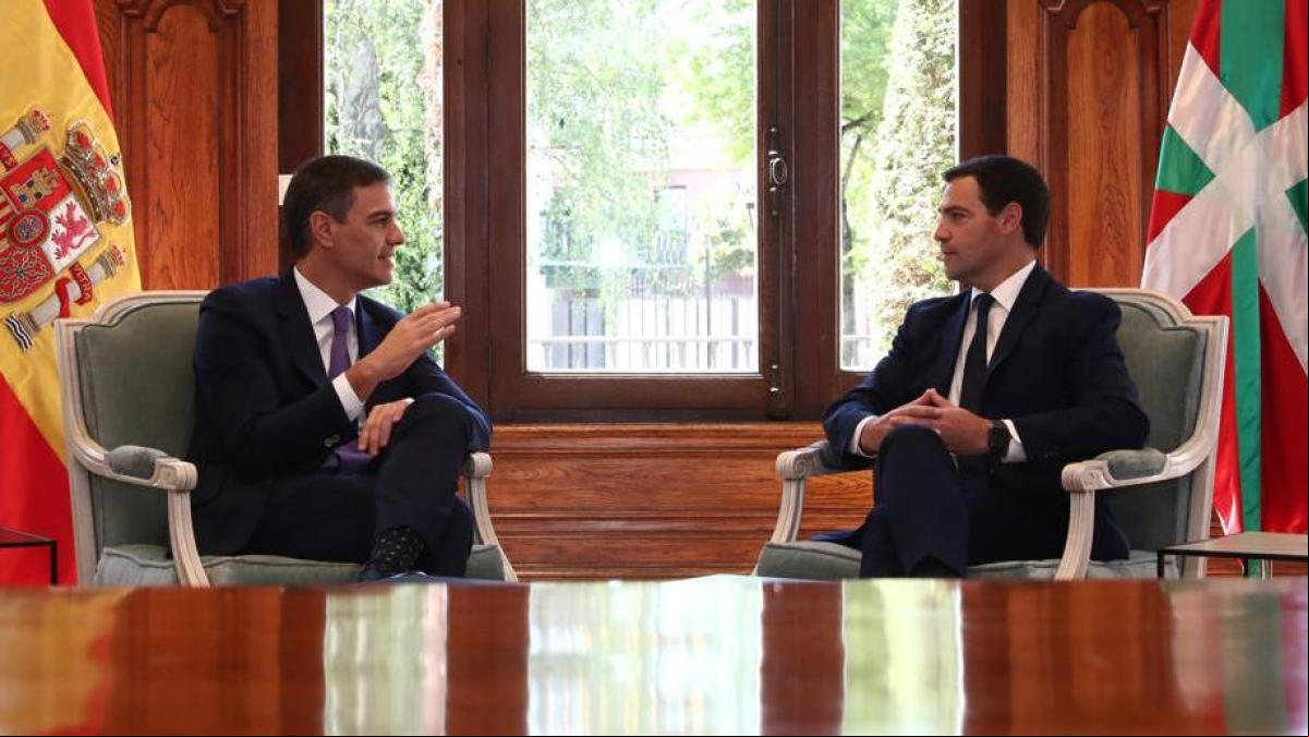Sánchez refuerza su vínculo con el PNV en una visita a Pradales en Ajuria Enea