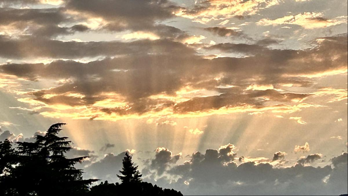Espectáculo de rayos crepusculares en el Vallès