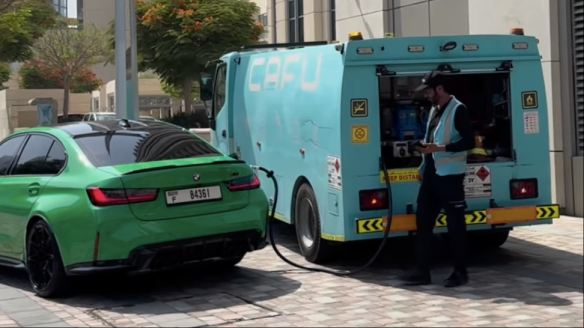 El surrealista servicio de gasolina a domicilio en Dubai: “Por el mismo precio y no tienes ni que estar presente” El surrealista servicio de gasolina a domicilio en Dubai: “Por el mismo precio y no tienes ni que estar presente”