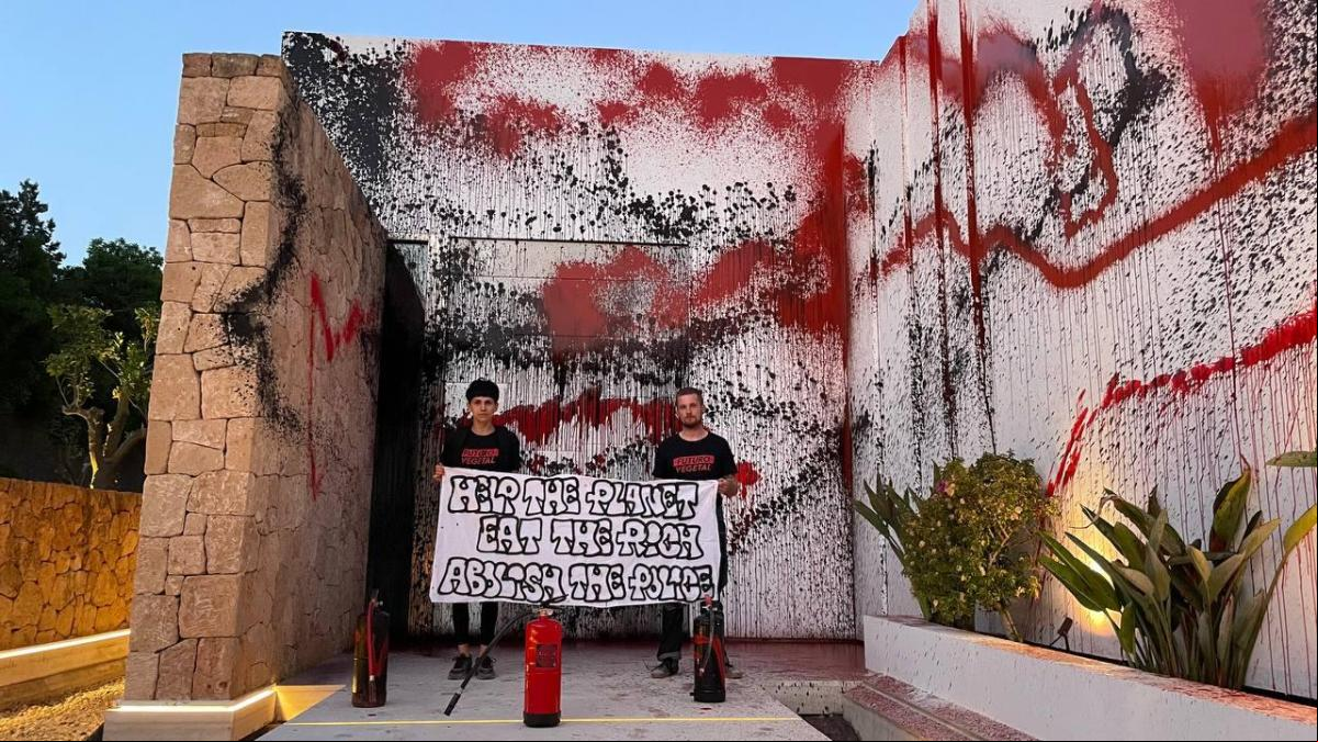 Reclaman 50.000 euros a los activistas que vandalizaron la mansión de Messi en Ibiza