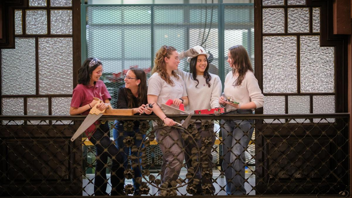 Ser mujer y carpintera, la experiencia de estudiar formación profesional del ámbito industrial