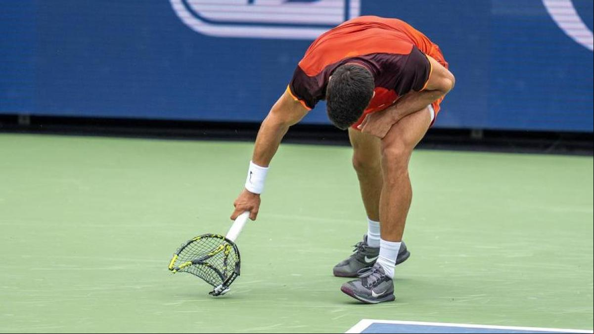 Alcaraz pide disculpas por romper la raqueta en Cincinnati