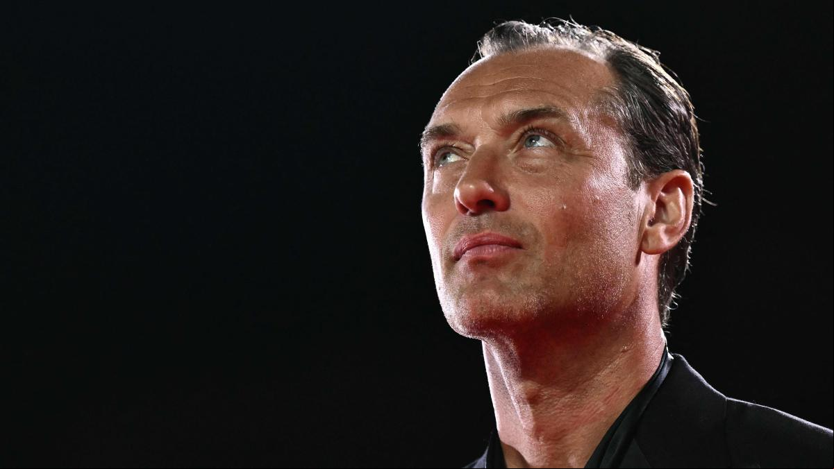 Jude Law planta cara a la amenaza supremacista en EE.UU.