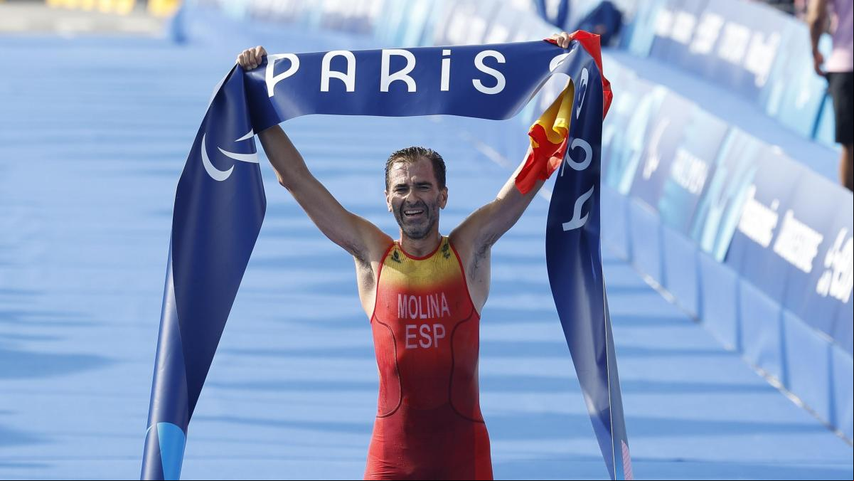 Daniel Molina se cuelga el oro en el triatlón de París