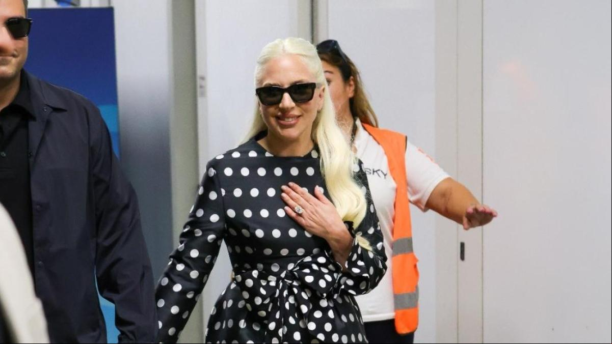 Lady Gaga presume de un gran anillo de compromiso junto a su prometido Michael Polansky