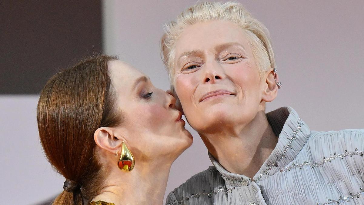 Julianne Moore y Tilda Swinton, dos estilos opuestos para brillar en el Festival de Venecia