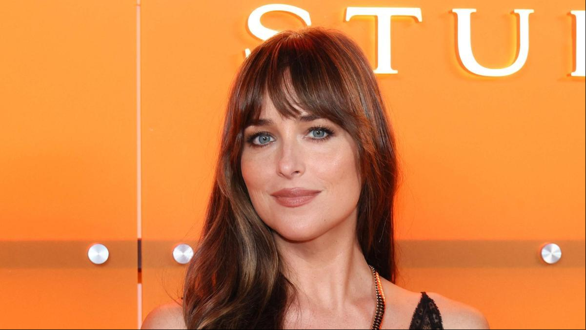 Dakota Johnson impacta con una arriesgada versión del vestido lencero