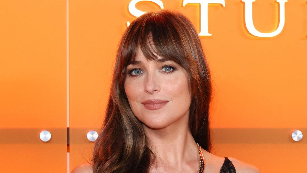 El abrigo de abuela que Dakota Johnson quiere poner de moda