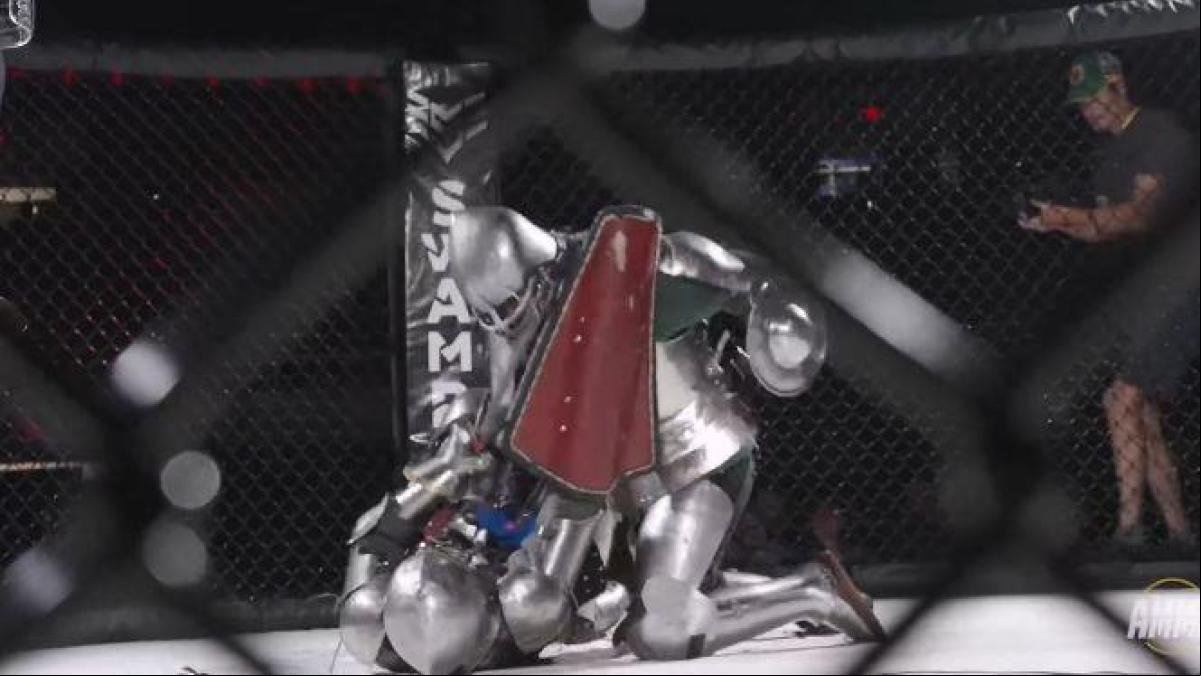 El fenómeno de la MMA medieval: combates en jaulas con armaduras y espadas que conquistan las redes