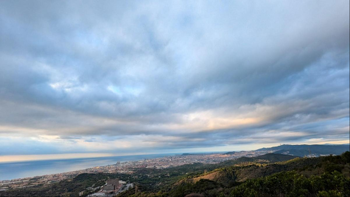 Frente de nubes y lluvia en la costa de Barcelona