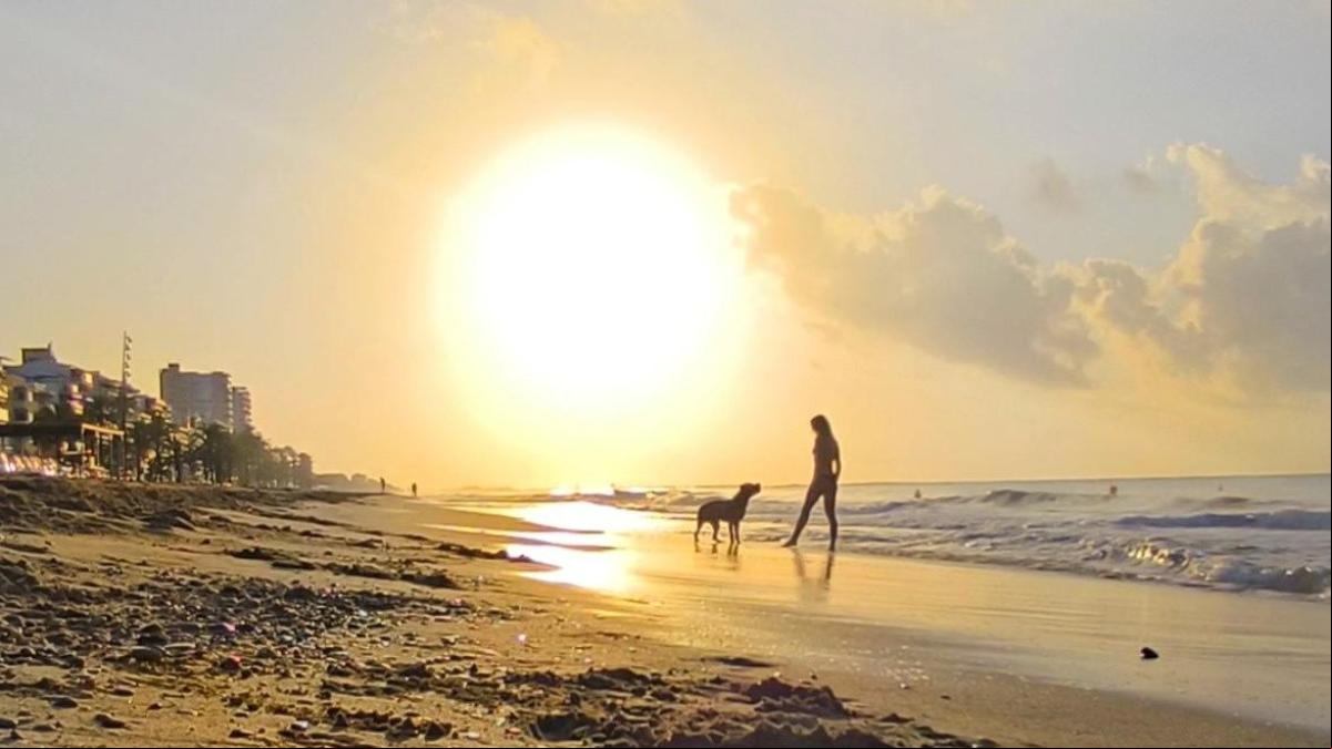 Cómo nace y cae el día en la playa de Calafell