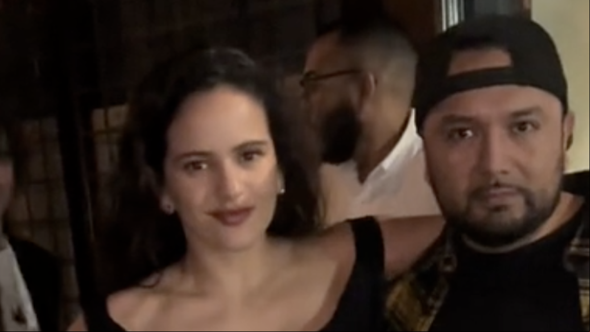 El incómodo momento en el que Rosalía le quita la mano de la cintura a un hombre hasta en dos ocasiones