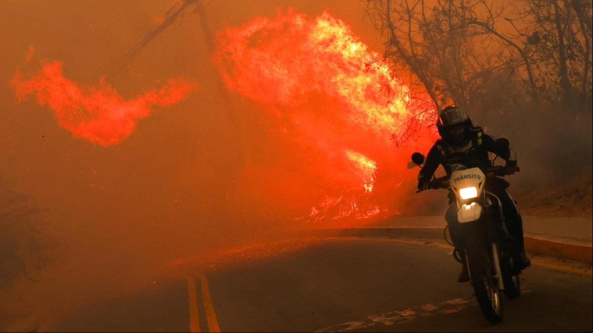 Varios incendios forestales llenan Quito de humo en medio de una preocupante sequía