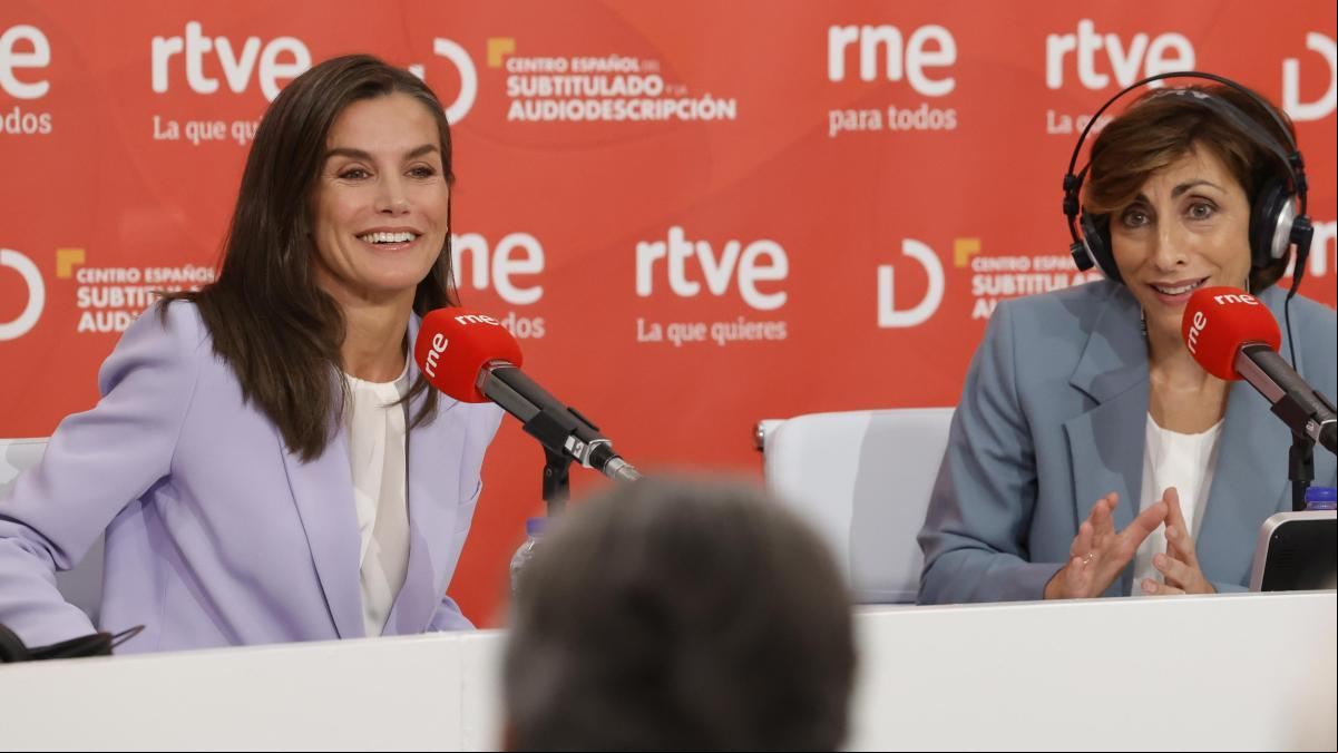 Letizia vuelve a los micrófonos para apoyar una radio inclusiva