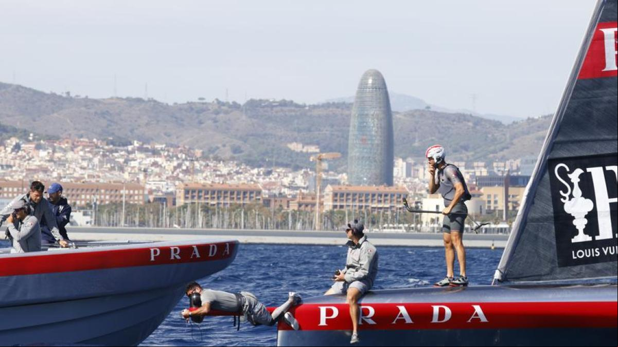 Cómo el Luna Rossa Prada Pirelli consigue reparar una rotura con cinta adhesiva
