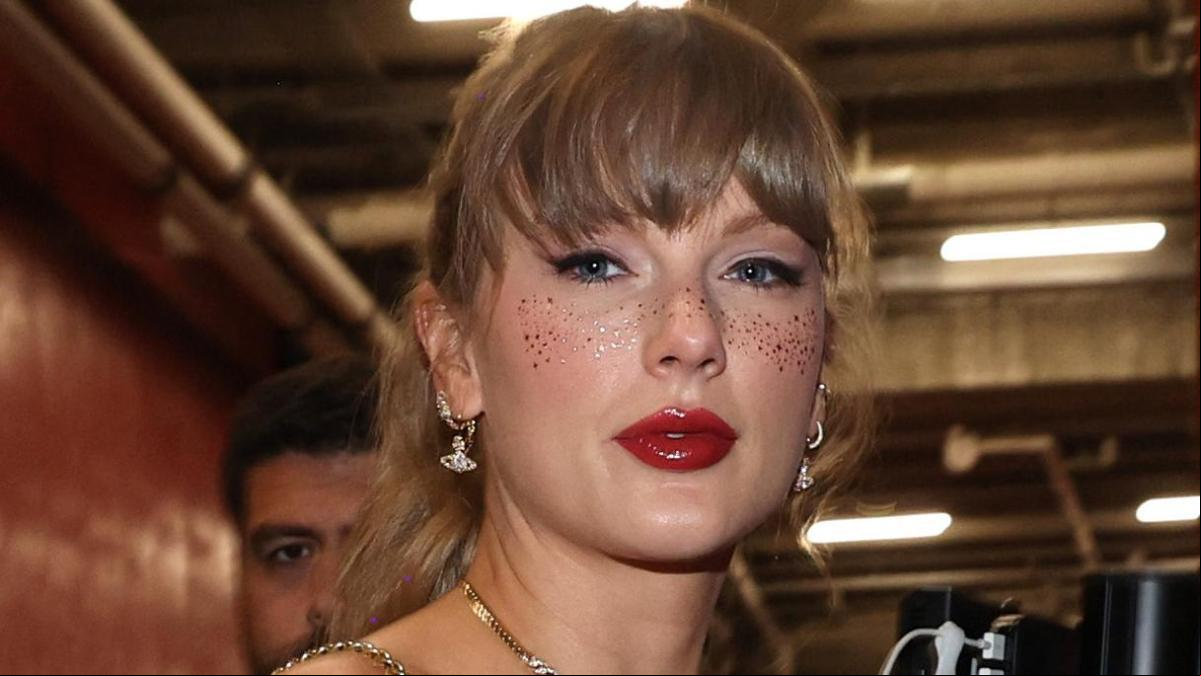 Tres opciones por menos de 30 euros para copiar el vestido tendencia de Taylor Swift