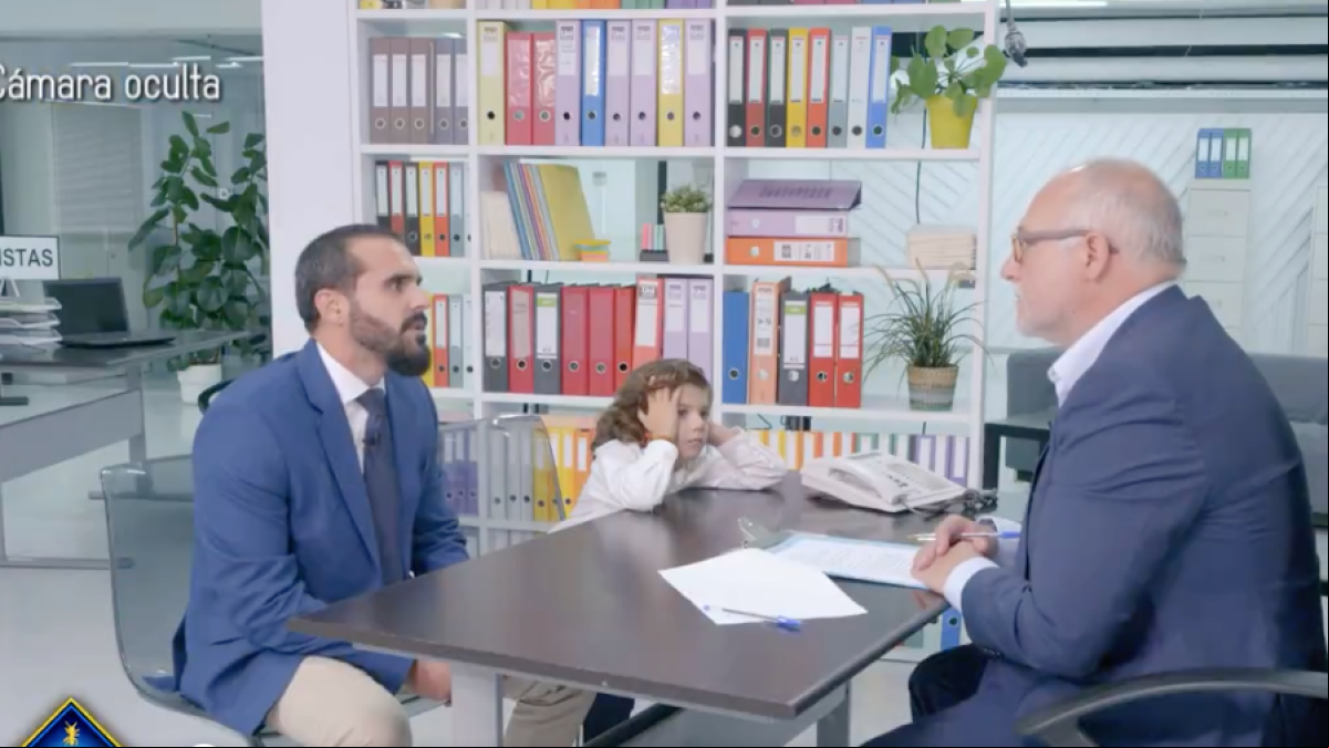 La brillante actuación de un niño para que su padre consiga trabajo: “Ahora tienes que dar pena”