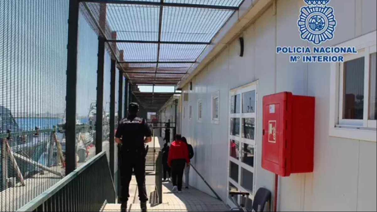 Detenidos el patrón y el guía de la patera hallada en aguas de Almería con tres migrantes muertos
