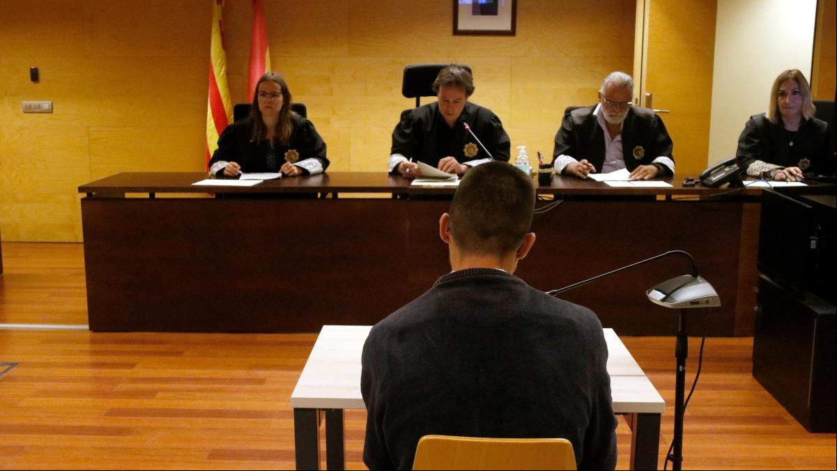 Tres años de cárcel por lanzar botellas a los mossos en los disturbios en Girona por el encarcelamiento de Hasel Tres años de cárcel por lanzar botellas a los mossos en los disturbios en Girona por el encarcelamiento de Hasel