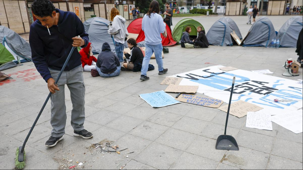 Mazón batalla con la izquierda por la bandera de la vivienda: “Mi solidaridad con los acampados”