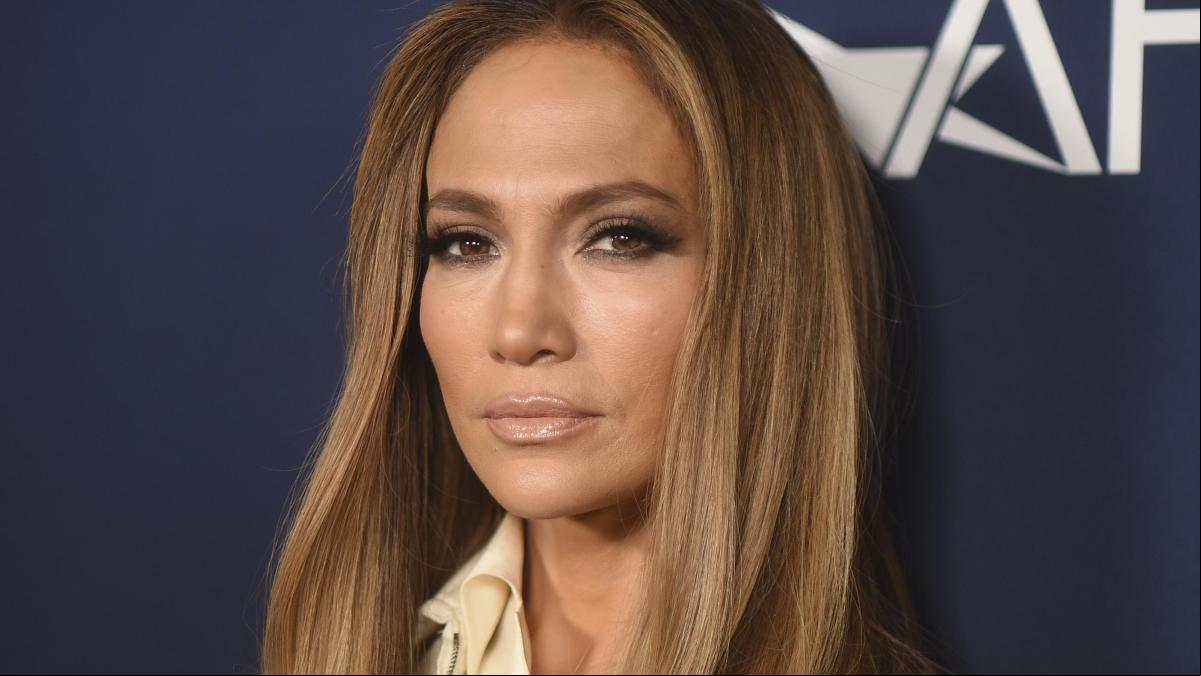Jennifer Lopez presume de piernas mucho más largas con la falda más atrevida de la temporada