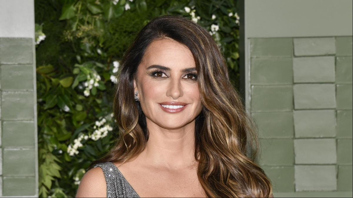 La chaqueta más casual y chic de Penélope Cruz tiene su versión asequible en Mango Outlet: por menos de 23 euros y a punto de agotarse