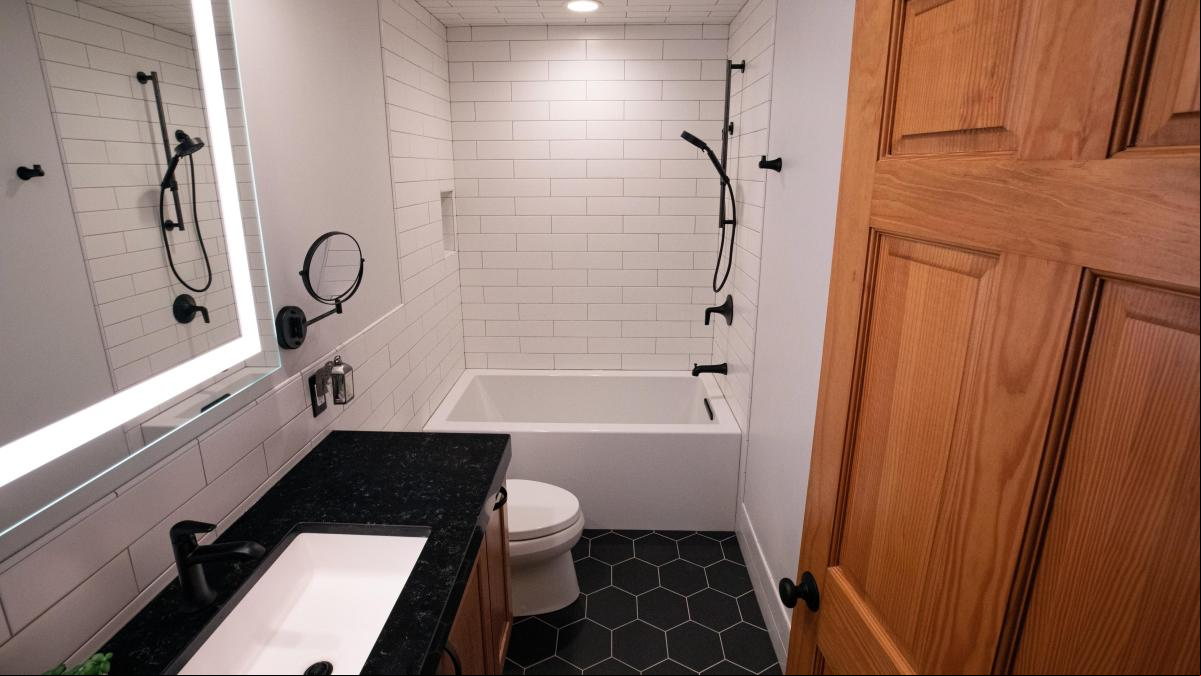 No cometas estos errores al decorar un baño pequeño